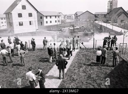 La stampa partecipa a un'esercitazione militare a Copehill Down, il villaggio di addestramento alla battaglia costruito appositamente sulla piana di Salisbury. 1990. Foto Stock