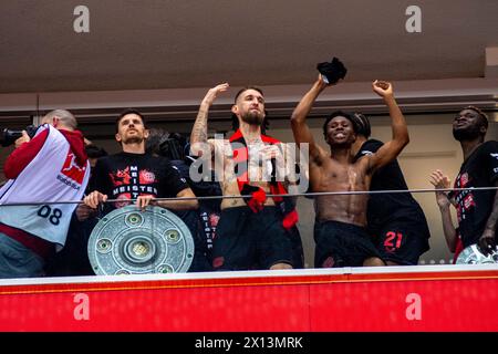 Leverkusen, Renania settentrionale-Vestfalia, Germania. 14 aprile 2024. Giocatori del Bayer Leverkusen, tra cui ROBERT ANDRICH (8, centro), JONAS HOFMANN (7, sinistra), NATHAN TELLA (19, centro-destra), AMINE ADLI (21, centro-destra, indietro) e VICTOR BONIFACE (22, estrema destra) celebrano la vittoria della Bundesliga dopo la partita di Bundesliga 29 tra Bayer Leverkusen e Werder Brema nella BayArena di Leverkusen, Renania settentrionale-Vestfalia, Germania il 14 aprile 2024. Crediti: ZUMA Press, Inc./Alamy Live News Foto Stock