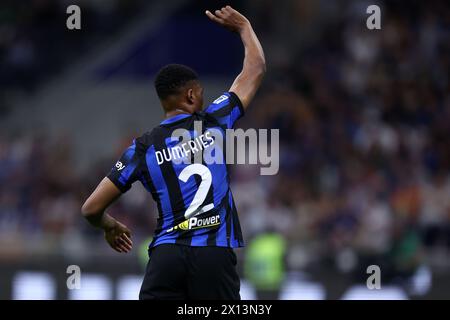 Milano, Italia. 14 aprile 2024. Denzel Dumfries del FC Internazionale gesti durante la partita di calcio di serie A tra FC Internazionale e Cagliari calcio allo Stadio Giuseppe Meazza il 14 aprile 2024 a Milano. Crediti: Marco Canoniero/Alamy Live News Foto Stock