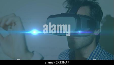 Immagine di una macchia di luce blu che si muove sopra un uomo caucasico che indossa il visore vr Foto Stock