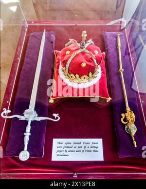 Kinneff Old Church Aberdeenshire Scotland l'interno e la replica di Crown Jewels or Honours of Scotland giacciono all'interno di una custodia di plastica Foto Stock