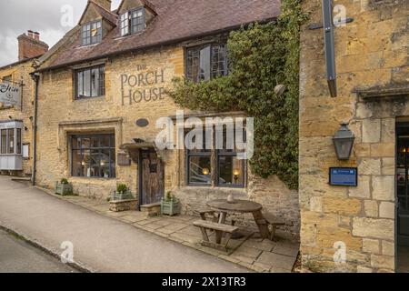 La più antica locanda d'Inghilterra, la Porch House di Stow-on-the-Wold, una destinazione popolare per i turisti. La locanda più antica d'Inghilterra, Stow, Cotswolds. Foto Stock