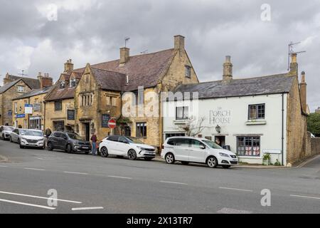 La più antica locanda d'Inghilterra, la Porch House di Stow-on-the-Wold, una destinazione popolare per i turisti. La locanda più antica d'Inghilterra, Stow, Cotswolds. Foto Stock