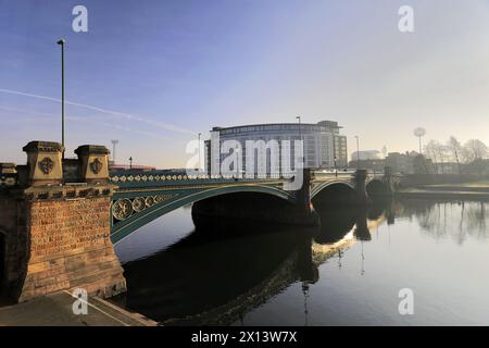 Il fiume Trent e Trent Bridge, il centro di Nottingham, Nottinghamshire, Inghilterra, Regno Unito Foto Stock