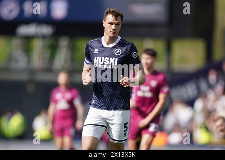 LONDRA, INGHILTERRA - 13 APRILE: Jake Cooper di Millwall durante il match per il titolo Sky Bet tra Millwall e Cardiff City al Den il 13 aprile 2024 a Londra, Inghilterra. (Foto di Dylan Hepworth/MB Media) Foto Stock