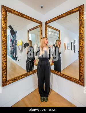 Londra, Regno Unito. 15 aprile 2024. Michelangelo Pistoletto, due in meno uno, stima 50.000 - 70.000 £ - Phillips, Londra, presenta in anteprima la sua asta New Now a Londra, che presenta oltre 150 lotti di artisti affermati e talenti emergenti. Sarà aperto al pubblico dall'11 al 18 aprile. Londra, Regno Unito. 15 aprile 2024. Crediti: Guy Bell/Alamy Live News Foto Stock