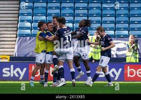 LONDRA, INGHILTERRA - 13 APRILE: Jake Cooper di Millwall celebra il suo obiettivo di raggiungere il 2-1 durante la partita del campionato Sky Bet tra Millwall e Cardiff City al Den il 13 aprile 2024 a Londra, Inghilterra. (Foto di Dylan Hepworth/MB Media) Foto Stock