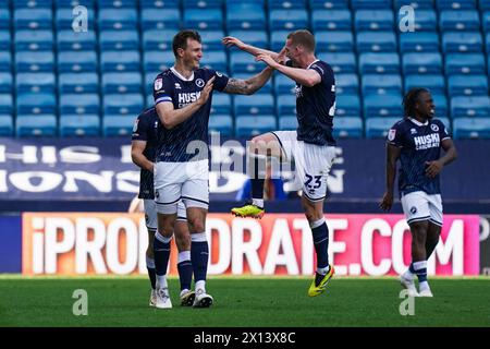 LONDRA, INGHILTERRA - 13 APRILE: Jake Cooper di Millwall celebra il suo obiettivo di raggiungere il 2-1 durante la partita del campionato Sky Bet tra Millwall e Cardiff City al Den il 13 aprile 2024 a Londra, Inghilterra. (Foto di Dylan Hepworth/MB Media) Foto Stock