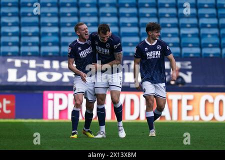 LONDRA, INGHILTERRA - 13 APRILE: Jake Cooper di Millwall celebra il suo obiettivo di raggiungere il 2-1 durante la partita del campionato Sky Bet tra Millwall e Cardiff City al Den il 13 aprile 2024 a Londra, Inghilterra. (Foto di Dylan Hepworth/MB Media) Foto Stock