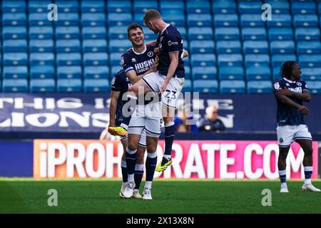 LONDRA, INGHILTERRA - 13 APRILE: Jake Cooper di Millwall celebra il suo obiettivo di raggiungere il 2-1 durante la partita del campionato Sky Bet tra Millwall e Cardiff City al Den il 13 aprile 2024 a Londra, Inghilterra. (Foto di Dylan Hepworth/MB Media) Foto Stock