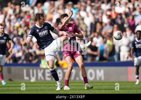 LONDRA, INGHILTERRA - 13 APRILE: Jake Cooper di Millwall e Rubin Colwill di Cardiff City combattono per il pallone durante la partita del campionato Sky Bet tra Millwall e Cardiff City al Den il 13 aprile 2024 a Londra, Inghilterra. (Foto di Dylan Hepworth/MB Media) Foto Stock