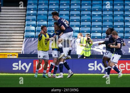 LONDRA, INGHILTERRA - 13 APRILE: Jake Cooper di Millwall celebra il suo obiettivo di raggiungere il 2-1 durante la partita del campionato Sky Bet tra Millwall e Cardiff City al Den il 13 aprile 2024 a Londra, Inghilterra. (Foto di Dylan Hepworth/MB Media) Foto Stock