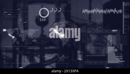 Immagine dell'interfaccia con il globo rotante e l'elaborazione dei dati in un ufficio vuoto Foto Stock