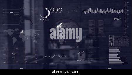 Immagine dell'interfaccia con il globo rotante e l'elaborazione dei dati in un ufficio vuoto Foto Stock