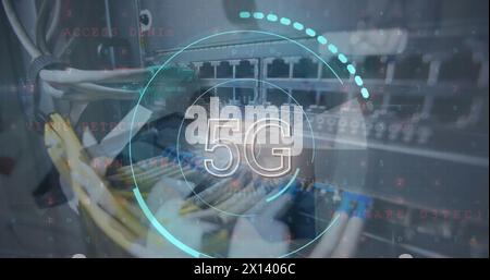 Immagine del testo 5g e della scansione dell'oscilloscopio nella sala server Foto Stock
