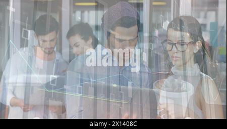Immagine dei dati finanziari di un gruppo di diversi imprenditori che lavorano con la tecnologia in ufficio Foto Stock