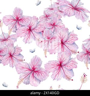 Fiori di ibisco rosa motivo senza cuciture con piccole farfalle. Illustrazione acquerello isolata su sfondo bianco. Per sfondi floreali botanici Foto Stock