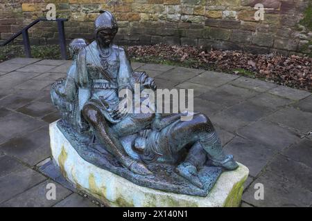 Fra Tuck e la statua di Little John fuori dal castello di Nottingham, nel centro di Nottingham, Nottinghamshire, Inghilterra, Regno Unito Foto Stock