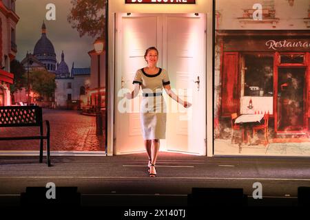 Stefanie Hertel und Ensemble (Stuart Sumner, Rebecca Lara Müller, David-Jonas Frei) bei Ganz Paris Träumt Von Der Liebe. - Ein Boulevardstück von und Foto Stock