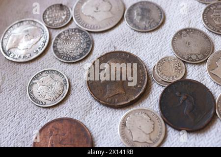 Una selezione di vecchie monete britanniche su un tavolo al Weald & Downland Living Museum di Singleton, Chichester, West Sussex, Regno Unito. Foto Stock