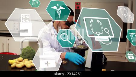 Immagine di icone scientifiche in esagoni sopra il lavoratore di laboratorio maschile caucasico che usa il microscopio Foto Stock