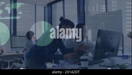 Immagine di grafici su diversi colleghi che utilizzano il computer in ufficio Foto Stock