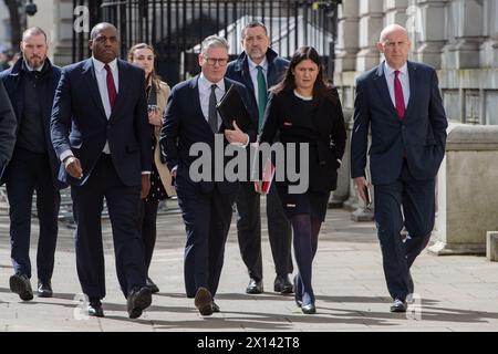 Londra, Inghilterra, Regno Unito. 15 aprile 2024. Il leader del partito laburista Sir KEIR STARMER, il ministro degli Esteri ombra DAVID LAMMY (prima sinistra), il ministro ombra per lo sviluppo internazionale LISA NANDY e il segretario alla difesa ombra JOHN HEALEY (prima destra) arrivano all'Ufficio del Gabinetto. (Credit Image: © Thomas Krych/ZUMA Press Wire) SOLO PER USO EDITORIALE! Non per USO commerciale! Crediti: ZUMA Press, Inc./Alamy Live News Foto Stock