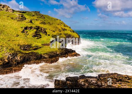 Onde che si infrangono a Tintagel Haven alla fine della tempesta Kathleen, prese da Barras Nose, Tintagel, Cornovaglia, Regno Unito Foto Stock