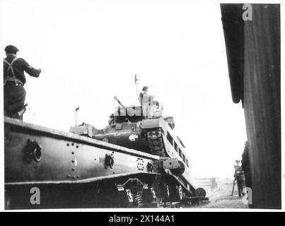 CARICAMENTO DI CARRI ARMATI SU Un TRASPORTATORE SPECIALE - carri armati che salgono sui camion , British Army Foto Stock