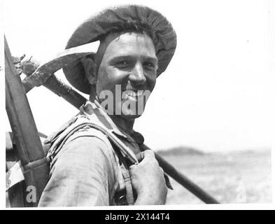 FOTO DI SCENA SCATTATE CON L'OTTAVO ESERCITO DURANTE IL LORO ATTACCO E CAPTUREOF LA LINEA MARETH - Sgt. Albert Dunn MM (vinto ad Alamein) che proviene da Sunderland, fu uno dei primi sottufficiali ad entrare nelle posizioni Mareth dell'esercito britannico Foto Stock