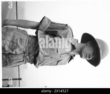 Un soldato indossa abiti tropicali rilasciati alle truppe schierate all'estero Foto Stock