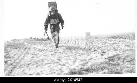 Un operatore radio si sposta lungo il lato più lontano del Reno durante le operazioni dell'esercito britannico, supportando le comunicazioni per l'attraversamento. Foto Stock