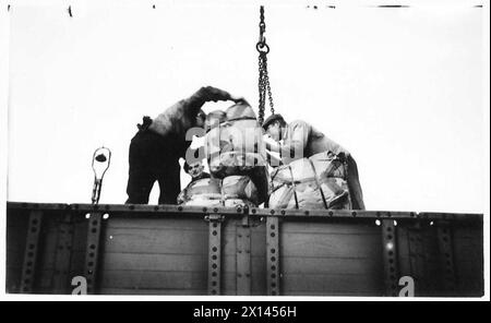 PORTO DI ANVERSA IN PIENO SVOLGIMENTO - rifornirsi ai carri --- tutto pronto per il viaggio ferroviario dal molo British Army, 21st Army Group Foto Stock