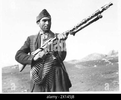 ITALIA: GUERRIGLIERI ITALIANI NELL'APPENNINO - tipici italiani che formano la banda di guerriglieri che sta aiutando la causa alleata contro il nemico comune dell'esercito britannico Foto Stock