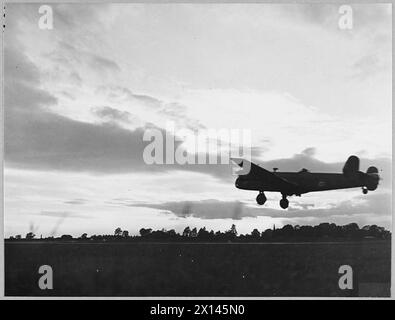 Un bombardiere Halifax parte per una missione mirata alla Schneider Works a le Creusot, coinvolgendo gli equipaggi della Royal Air Force nel 1943. Foto Stock