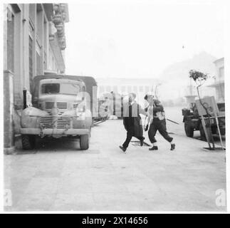 Un prigioniero viene scortato lontano dai combattimenti durante la guerra civile greca dal personale dell'esercito britannico. Foto Stock