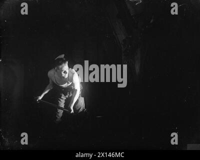 Il 31 febbraio 1945, la HMS Rosemary, una sloop a carbone di 30 anni, rimase in servizio attivo a Greenock, con Stoker Charlie Bailey che le diede da mangiare. Foto Stock