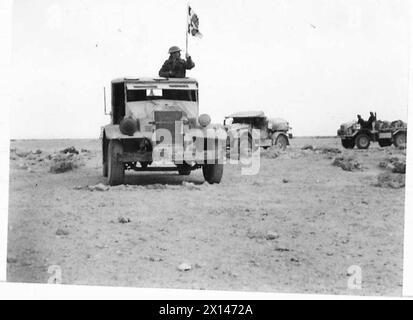 IL CONVOGLIO D'ACQUA DEL DESERTO VA ALLA RICERCA DI RIFORNIMENTI D'ACQUA DOLCE: L'NCO responsabile del convoglio sventolò la bandiera del movimento come segnale per dare inizio all'esercito britannico Foto Stock