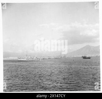 LE BATTAGLIE DI MONTE CASSINO, GENNAIO-MAGGIO 1944 - la prima battaglia di Monte Cassino, 17 gennaio-11 febbraio 1944.navi e mezzi da sbarco con le forze della Quinta Armata americana e le loro scorte si riunirono per l'assalto alla linea Gustav nella Baia di Napoli, 16 gennaio 1944. Il Vesuvio può essere visto sullo sfondo dell'esercito degli Stati Uniti, della Marina degli Stati Uniti Foto Stock