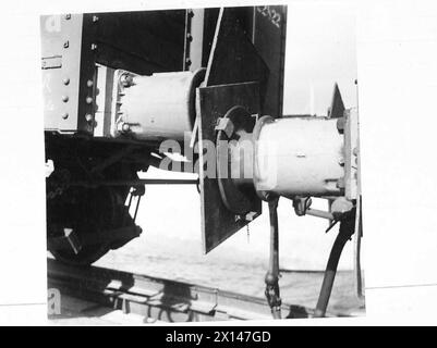 FOTOGRAFIE DELLA PORTA PREFABBRICATA, ECC. - Vista che mostra l'uso di "protezioni tampone" nello sbarco del materiale rotabile British Army, 21st Army Group Foto Stock