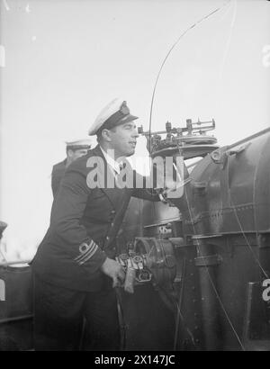Il 16 dicembre 1941, a bordo del cacciatorpediniere greco HHMS Admiral Coundouriotis ad Alessandria, l'ufficiale di siluri operò il sistema di controllo del fuoco dei tubi di siluro. Foto Stock