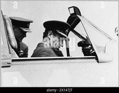 Sir Charles Portal, capo dello staff dell'aviazione, è mostrato nella cabina di pilotaggio di un caccia Tomahawk durante le operazioni della seconda guerra mondiale. Foto Stock