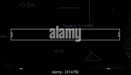 Immagine di equazioni matematiche su rete di connessioni su sfondo nero Foto Stock