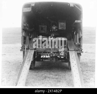 2-PDR. PISTOLA ANTICARRO (MARK III) - ogni pistola ha il proprio camion. Ecco la 2-pdr. Un cannone anticarro si vede nel camion dell'esercito britannico Foto Stock