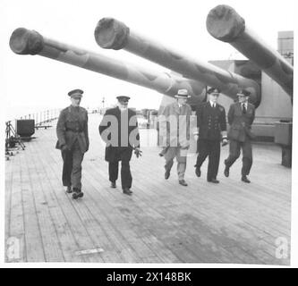 IL PRIMO MINISTRO E IL PARTITO IN VIAGGIO ATTRAVERSO L'ATALANTIC PER INCONTRARE IL PRESIDENTE ROOSEVELT - sul ponte di un quarto della HMS Prince of Wales, il generale Sir John Dill (CIGS); il primo ministro; Harry Hopkins, ammiraglio Sir Dudley Pound (First Sea Lord) e Air Chief Marshal Sir Wilfred Freeman (Vice Chief Air Chief) British Army Foto Stock