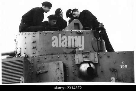 IL ROYAL TANK CORPS RECLUTA IN ADDESTRAMENTO A FARNBOROUGH - Royal Tank Corps British Army Foto Stock