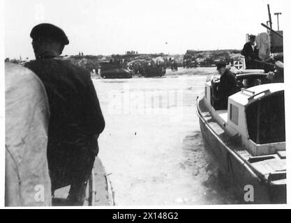 VISITA DEL PRIMO MINISTRO IN NORMANDIA 12 GIUGNO 1944 - Winston Churchill e gli alti ufficiali a bordo di un motore di lancio durante il suo tour delle spiagge di invasione, 12 giugno 1944 Churchill, Winston Foto Stock