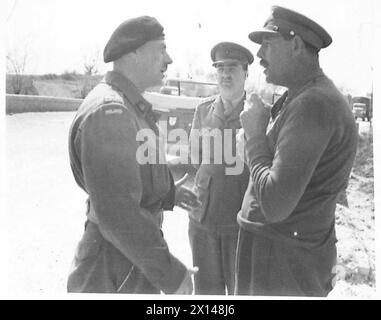 GLI ESERCITI ALLEATI NELLA CAMPAGNA D'ITALIA, 1943-1945 - il generale Oliver Leese incontra il generale Władysław Anders, il CO del 2° corpo polacco, sulla strada, durante uno dei viaggi intrapresi dal generale Leeds per distribuire doni dal popolo d'Inghilterra e d'Irlanda ai soldati dell'VIII Esercito britannico, dell'Esercito polacco, delle forze armate polacche in Occidente, del corpo polacco, II, 8a Armata, Anders, Władysław, Leese, Oliver William Hargreaves Foto Stock