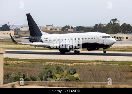 2Excel Aviation Boeing 737-3L9 (REG: G-SWRD) atterra come volo BRO21 dall'aeroporto di Londra Stansted. Foto Stock