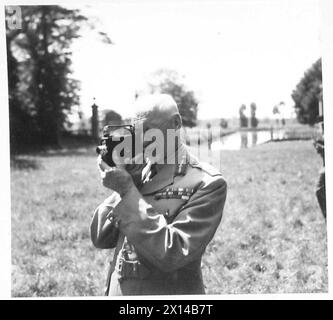 LA VISITA DEL PRIMO MINISTRO IN NORMANDIA 12 GIUGNO 1944 - il feldmaresciallo Jan Smuts gestisce una macchina fotografica presso la sede del generale Montgomery Foto Stock